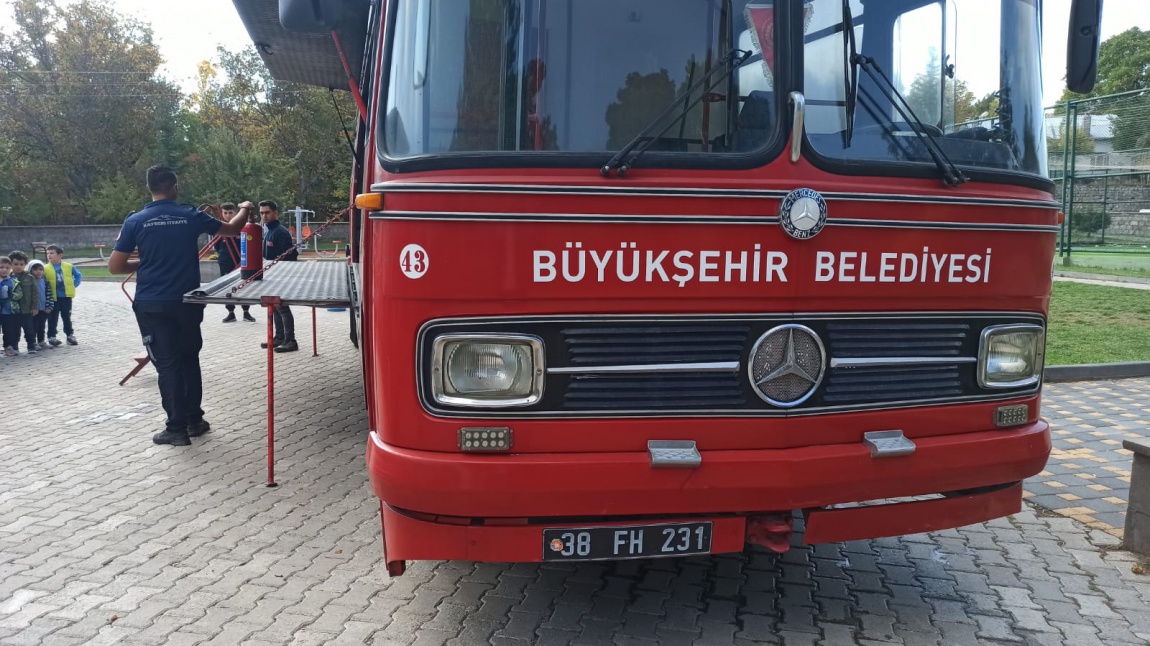 Kayseri büyükşehir belediyesi itfaiye ekiplerince okulumuzda afet ve acil durumlar için bilgilendirmeler yapılıp, yangın tatbikatları yapılmıştır.